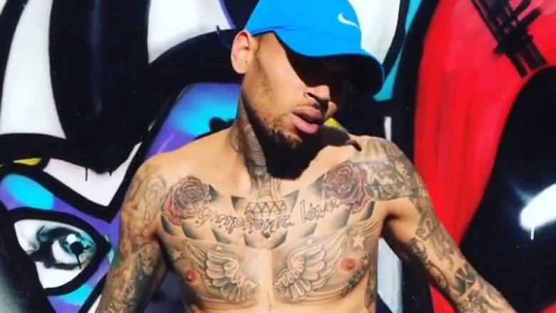 Chris Brown harron arrestimin, vazhdon me muzikë (Video)
