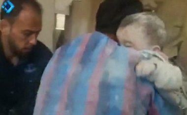 Sulmet ajrore në Aleppo lënë fëmijët të bllokuar nën rrënoja (Video)