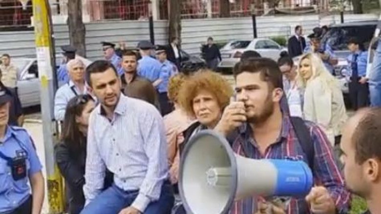 Shpërthimi i studentit të arrestuar para parlamentit shqiptar: “Na çatë trapin”! (Video)