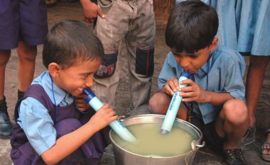 “LifeStraw” – filtri në formë kashte që mund të shpëtojë me miliona jetë