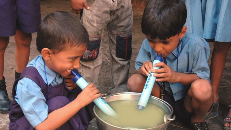 “LifeStraw” – filtri në formë kashte që mund të shpëtojë me miliona jetë