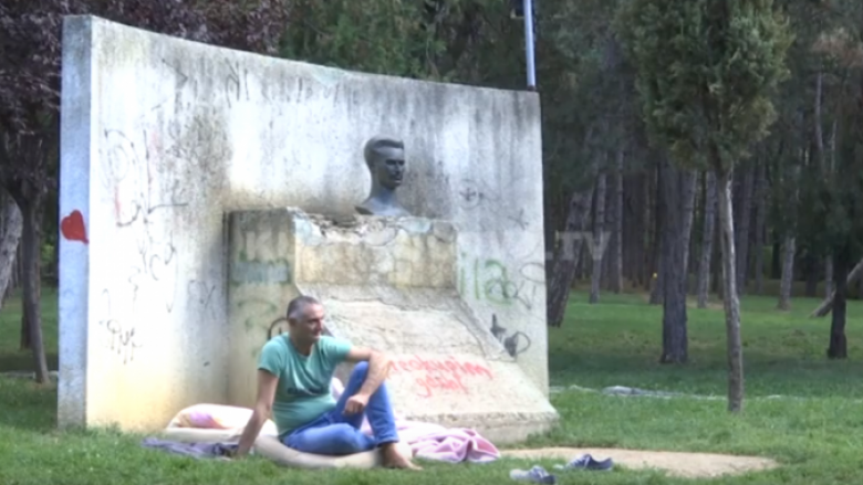 Malazezi në grevë urie, kërkon që busti Boros të kthehet pranë Ramizit (Video)