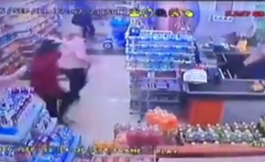 Blerësit ikin nga marketi në panik, pasi fillojë të dridh tërmeti (Video)