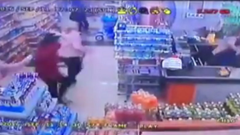 Blerësit ikin nga marketi në panik, pasi fillojë të dridh tërmeti (Video)