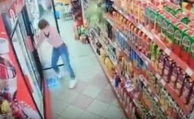 Kështu duken dridhjet brenda marketit kur kap tërmeti në Haraçinë (Video)