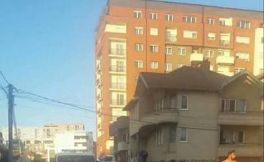 Një person bie nga kati i gjashtë, në lagjen Mati 1 në Prishtinë (Foto)