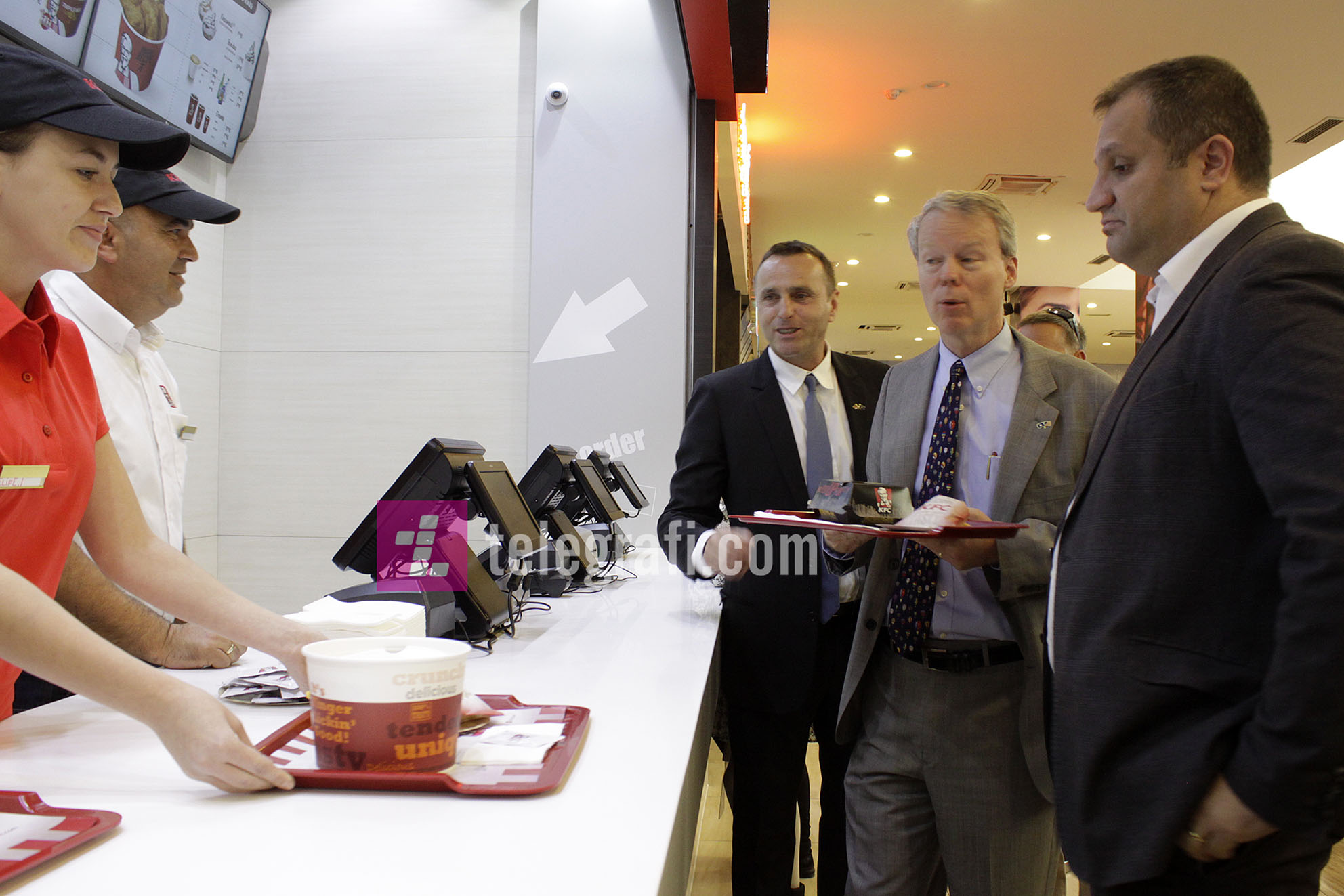 me rastin e hapjes se restaurantit te KFC-se ne Kosove - foto Ridvan Slivova (21)