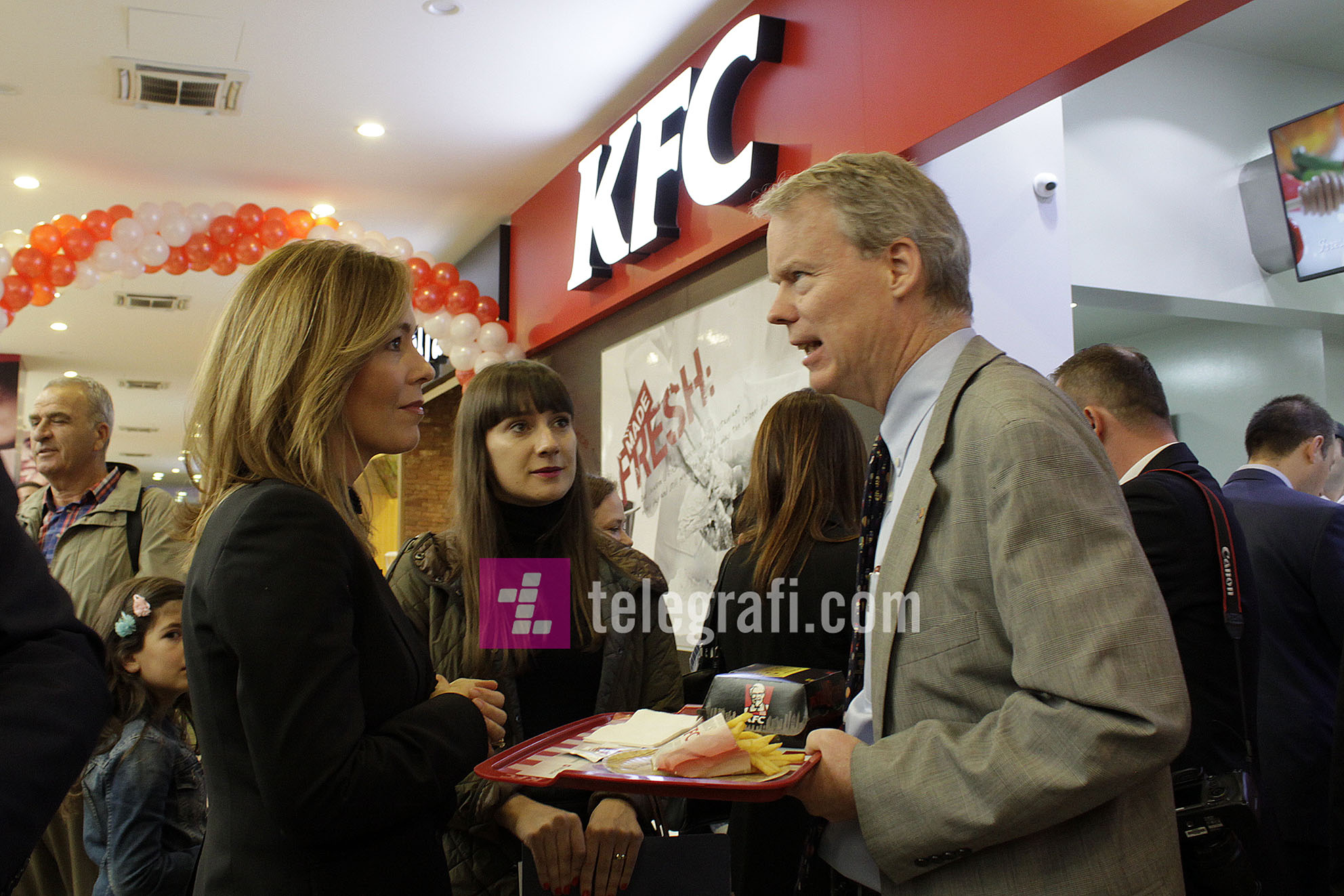 me rastin e hapjes se restaurantit te KFC-se ne Kosove - foto Ridvan Slivova (23)