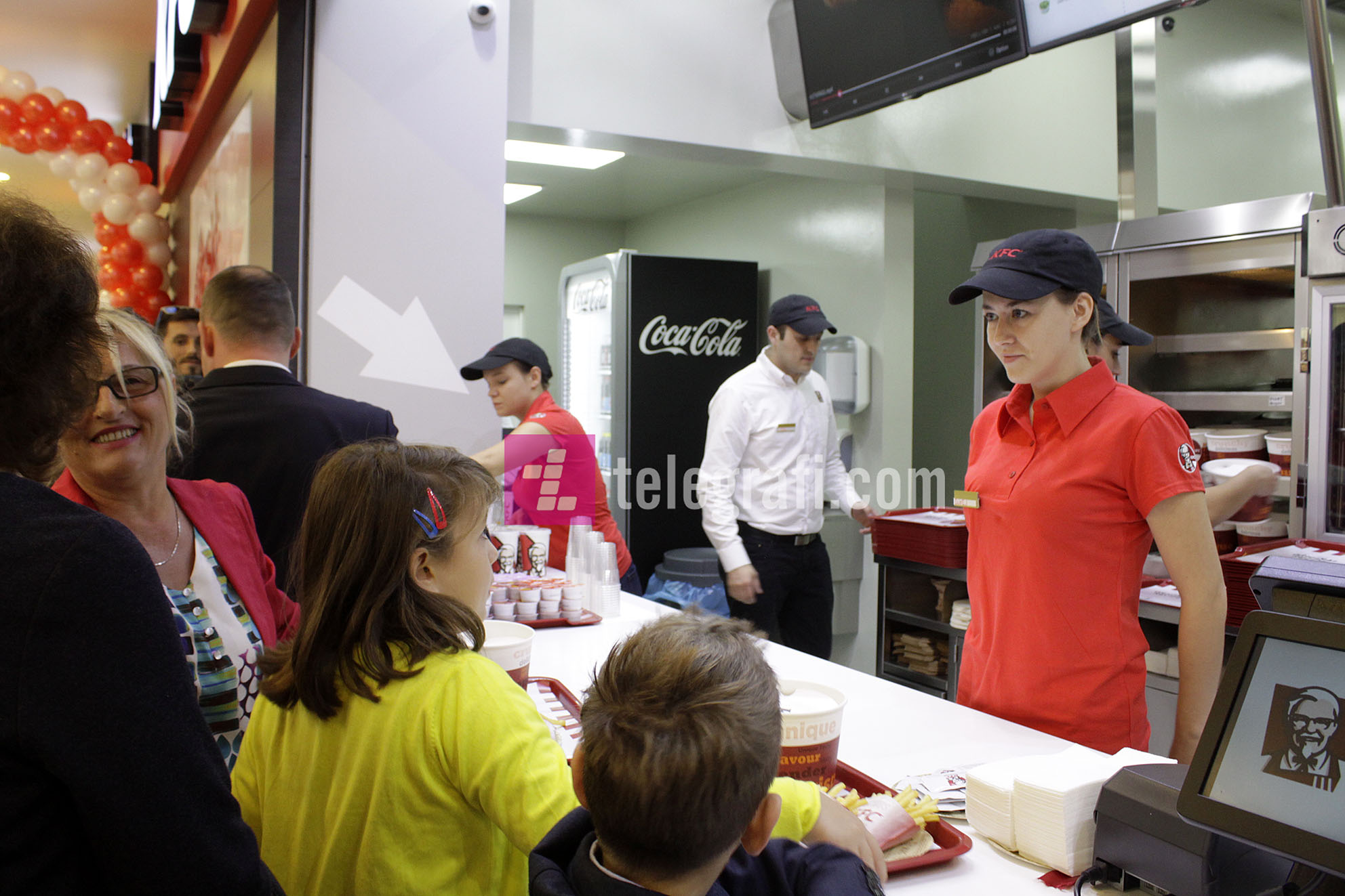 me rastin e hapjes se restaurantit te KFC-se ne Kosove - foto Ridvan Slivova (24)