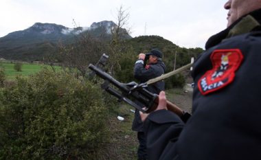 Policia shqiptare ka ndalur 27 migrantë