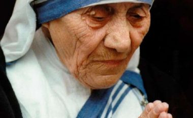 Papa Françesku fton për një drekë 1.500 të varfër pas meshës për shenjtërimin e Nënë Terezës