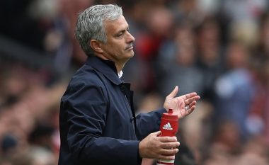 Mourinho fajëson futbollistët për humbjen në derbi
