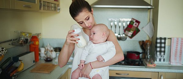 mum-feeding-baby-expressed-breast-milk.jpg.2016-08-18-09-41-38
