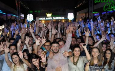 Fansat në pritje të Noizyt në Mitrovicë, këto janë pamjet nga lokali ku po mbahet koncerti (Foto)