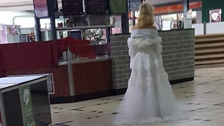 Imazhi që ngjall trishtim: E vetme me fustanin e nusërisë! (Foto)