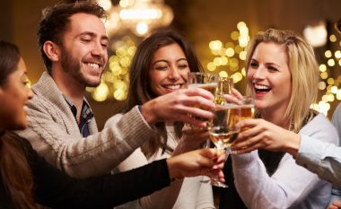 Si të pini alkool shëndetshëm në natën e Vitit të Ri