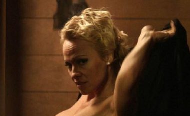 Pamela Anderson befason me format trupore në filmin e ri (Foto/Video +18)