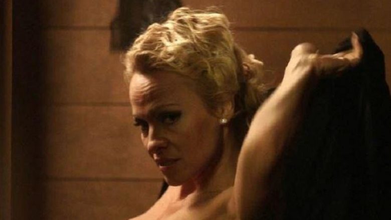 Pamela Anderson befason me format trupore në filmin e ri (Foto/Video +18)