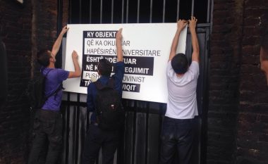 Studentët vendosin një pankartë në derën e kishës serbe