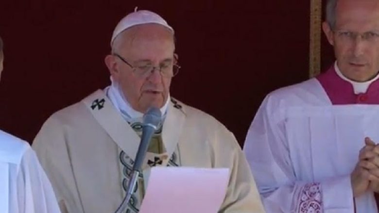 Papa Françesku përmbyll meshën me lutjet për paqe