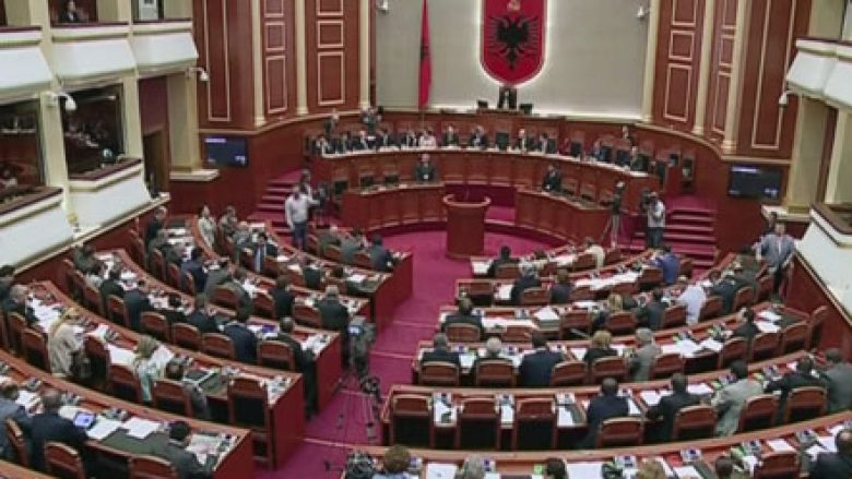 Debate në Parlament, protestë jashtë