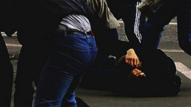 Përleshje masive në Ferizaj, sekuestrohet një boks hekuri dhe një thikë
