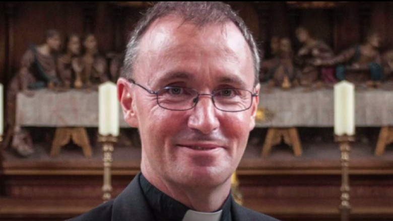 Nuk mban më: I pari peshkop anglikan deklaron se është ‘gay’