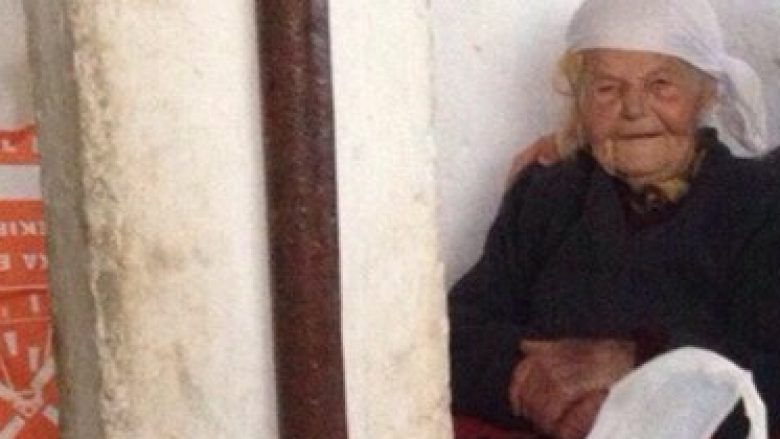Plaka e braktisur 93-vjeçare, e vetme dhe e uritur: Kanë dalë e më kanë lanë vetëm!