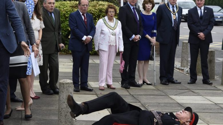 Princi William duket “më i kujdesshëm” se Dukesha Kate, ndihmon plakun e rrëzuar (Video)
