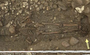 Pamje që hutuan arkeologët: Pse ky njeri u varros me kokën poshtë?! (Foto)