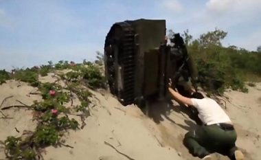 Po demonstronte me robotin një tonësh, gazetari gati u shtyp për vdekje (Video)