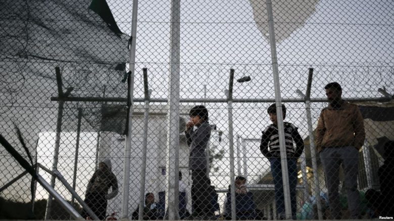 Greqi, mijëra emigrantë ikin nga zjarri në kamp