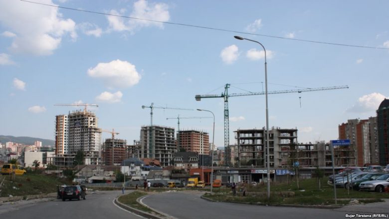 Qytetet në Kosovë të mbipopulluara – Prishtina në kaos
