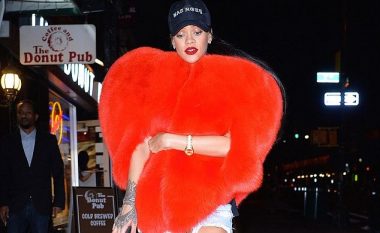 Rihanna konfirmon se ka gjetur dashurinë e saj, endet rrugëve të New York me këtë veshje të çuditshme! (Foto)