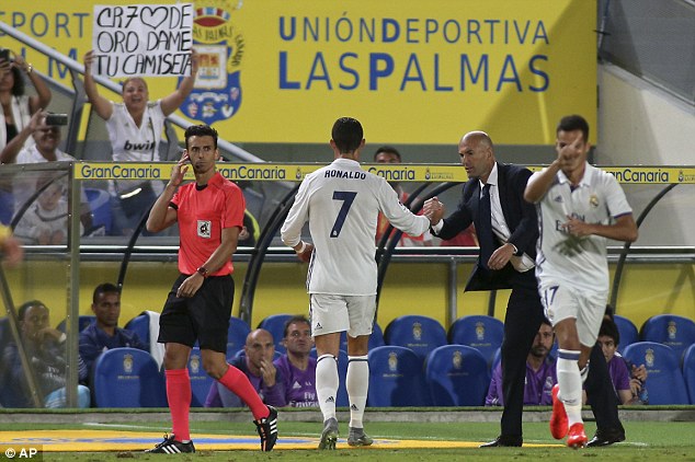Ronaldo as që e shikoi në sy Zidanen. 