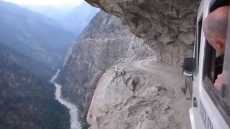 Rruga më e rrezikshme në botë (Video)