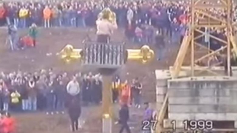 Janari i ftohtë i Kosovës: Në kohë lufte vihet kryqi në kishën e ndërtuar në tokën e Universitetit (Video)