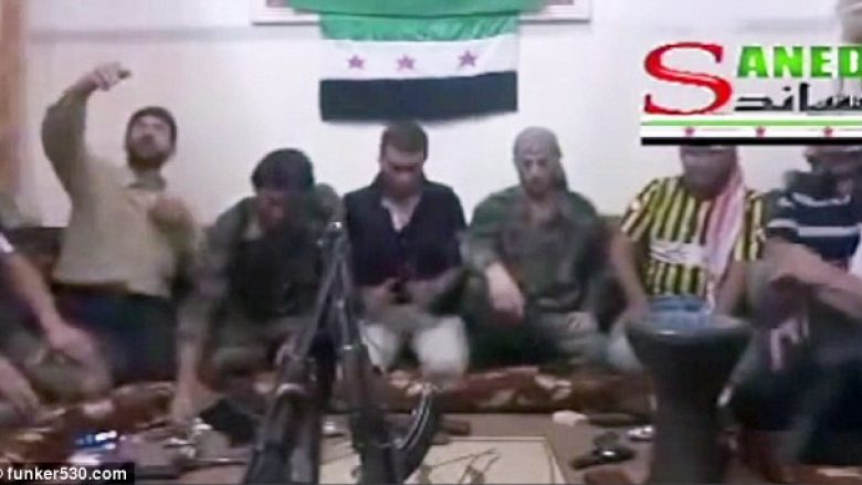 Deshi të bënte një “selfie”, kryengritësi sirian hedh veten dhe shokët e tij në erë (Video)