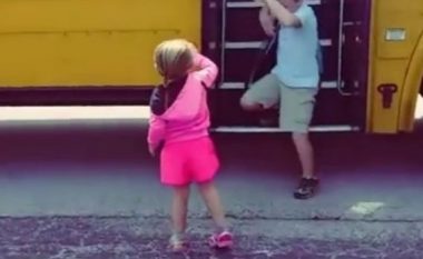 Motra e pret çdo ditë vëllaun të kthehet nga shkolla për ta përqafuar (VIDEO)