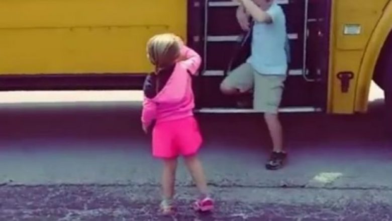 Motra e pret çdo ditë vëllaun të kthehet nga shkolla për ta përqafuar (VIDEO)