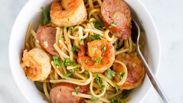 Çfarë ka sot për të ngrënë: Shpageta me karkaleca dhe salsiçe (Video)