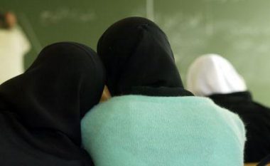Avokati i Popullit: Vajzave me shamia në Ohër t’u lejohet të ndjekin mësimin