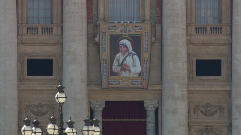 Shenjtërimi i Nënë Terezës: Roma blindohet nga ajri dhe toka