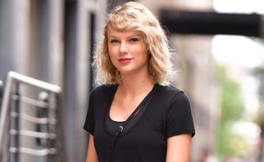 Taylor Swift, me kokën lart përballë paparacëve pas ndarjes (Foto)