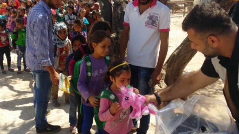 “Kontrabanduesi” i lodrave: Rrëfimi për njeriun që sjell gëzim në fytyrat e fëmijëve sirianë (Foto/Video)