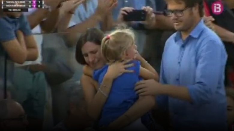 Emocionuese: Nadal ndërpret lojën, pasi një fëmijë kishte humbur (Video)