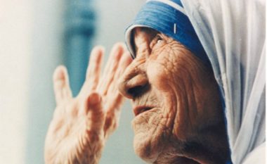 Dy mrekullitë që e shpallën Nënë Terezën “Shenjtore”
