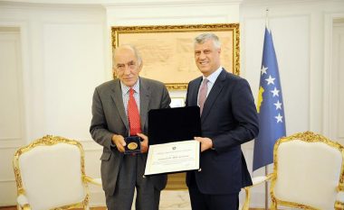 Thaçi dekoroi gjeneralin Jackson me Medaljen Ushtarake për Shërbim në Kosovë