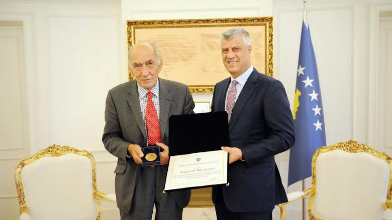 Thaçi dekoroi gjeneralin Jackson me Medaljen Ushtarake për Shërbim në Kosovë