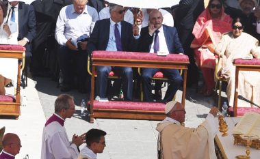 Thaçi ia mban çadrën Mustafës, por ia bën pak “me hile”! (Foto)